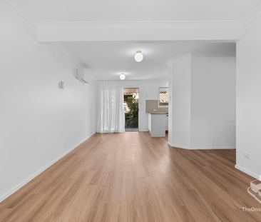 CONTEMPORARY & STYLISH EXECUTIVE LIVING - GREAT LOCATION - Photo 3