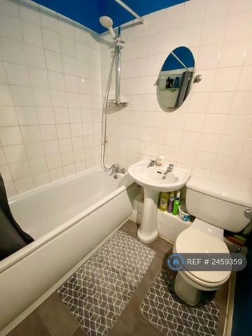 1 bedroom in a house share to rent - Photo 5