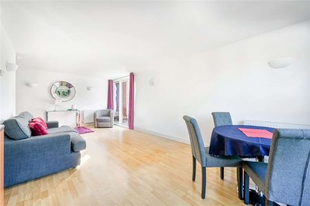 Arranged on the 1st floor of a modern ported development is this 2 double bedroom duplex apartment with 2 bathrooms. - Photo 2