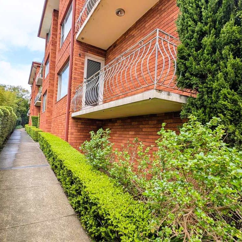Stylish Two-Bedroom Apartment with Balcony & Parking in Prime Summer Hill - Photo 2