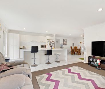 LARGE 4 BEDROOM FAMILY HOME WITH OPEN KITCHEN LIVING DINING THAT OP... - Photo 5