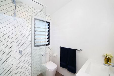 MODERN LIVING - Photo 5