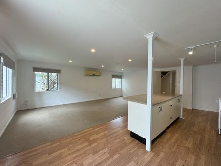 SPECTACULAR QUEENSLANDER OASIS + POOL + PERFECT LOCATION - Photo 2