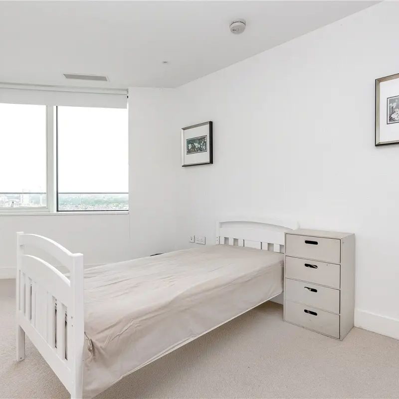 2 bedroom flat in 12 Lombard Road - Photo 1