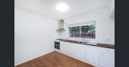 GROUND FLOOR APARTMENT IN THE HEART OF SEDDON! - Photo 4