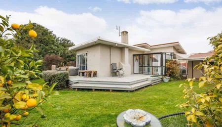 Hokowhitu 3-Bedroom Home – Top Location & Sunny - Photo 4