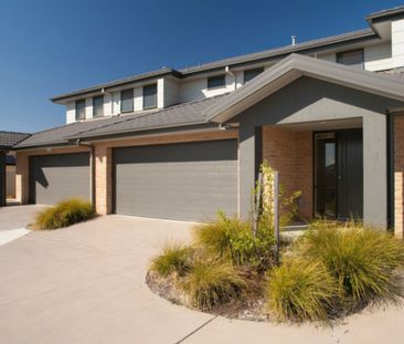 Neat Three Bedroom Townhouse - Photo 3