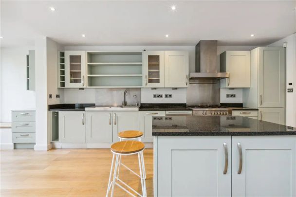 6 bedroom house in London - Photo 1