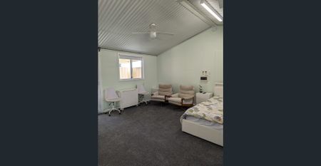 Modern, newly renovated fully furnished, private studio. - Photo 2