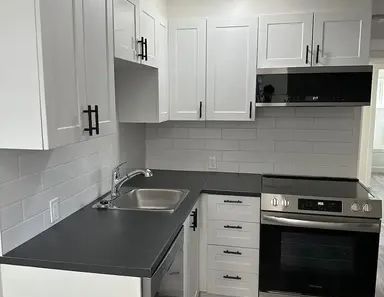 Iner City Extensively Renovated 4PLEX LOWER SUITE with 2bed+DEN WITH CITY VIEWS! | 2833 15 Avenue Southeast, Calgary - Photo 1