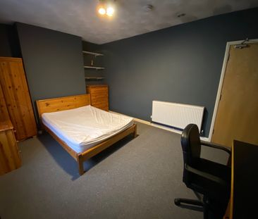 3 Bed Terraced House, Bevois Hill, SO14 - Photo 1