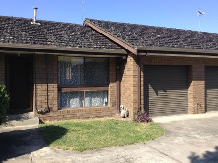 CENTRAL OAKLEIGH LIVING – LOW MAINTENANCE VILLA - Photo 2