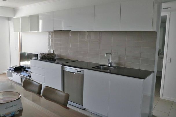 FULLY FURNISHED 1 BEDROOM APARTMENT - Photo 1