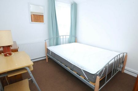 4 Bed Student House on Waterloo Road - SEE VIDEO TOUR - Photo 3