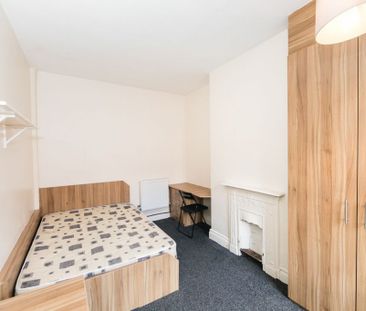 Manor Drive, Leeds - Photo 3