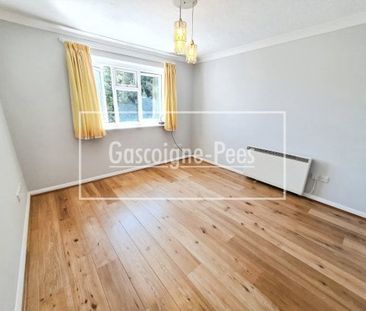 Farnham Town Centre - Photo 5