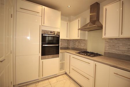 3 Bedroom House - Mid Terrace To Let - Photo 2