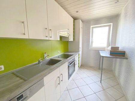 Trier-Heiligkreuz: Stadtnahe 3 ZKB- Wohnung mit Balkon, Einbauküche & Tiefgaragenplatz – wird umfassend renoviert! - Photo 2