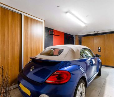 Furnished Four Double Bedroom townhouse with a garage and roof terr... - Photo 4
