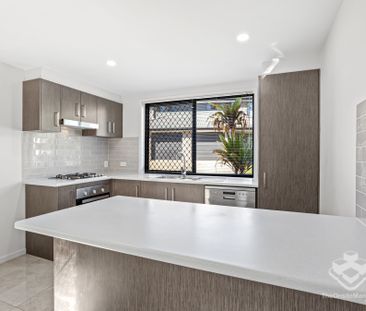 AVAILABLE NOW!!! HUGE townhouse - Air Conditioners in all bedrooms & living - Photo 2