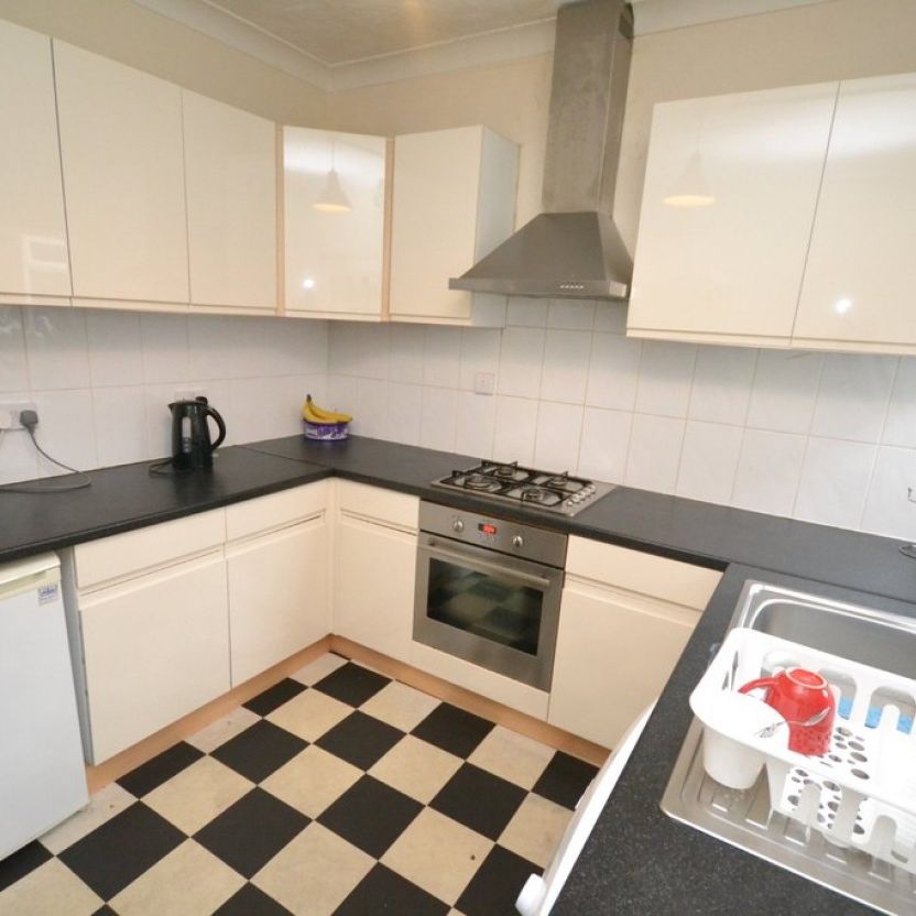 4 bed Mid Terraced House for Rent - Photo 1