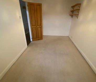 £1,250 PCM, Three Bedroom House with Off-Road Parking and Large Enc... - Photo 4