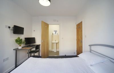 6 bedroom House in Burchett Place, Leeds - Photo 5