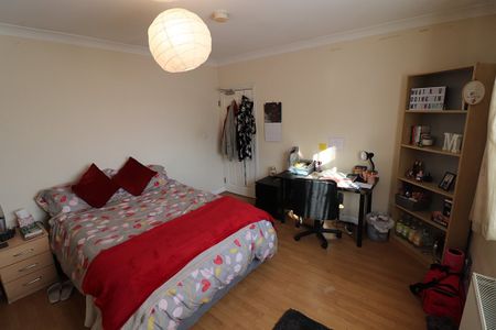 8 Bed Detached House, Ripstone Gardens, SO17 - Photo 4