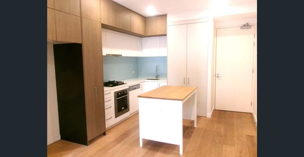 Private Courtyard - Perfect Location and underground parking! - Photo 1