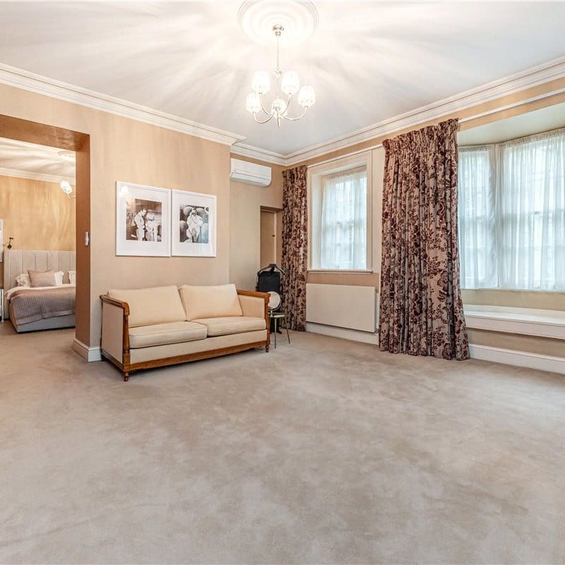 SHORT LET. A three bedroom house of approximately 2,826 square feet. - Photo 1