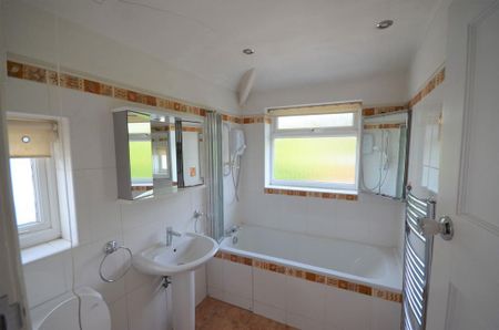 4 bedroom semi-detached house to rent - Photo 5