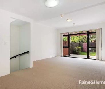 House with 3 bedrooms, 2 bathrooms & parking for 1 car - Photo 3