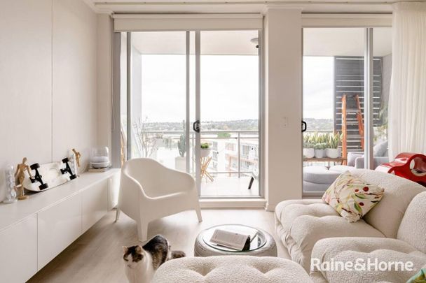 Stunning Studio Waterfront Apartment - Timber Floors & Balcony - Photo 1