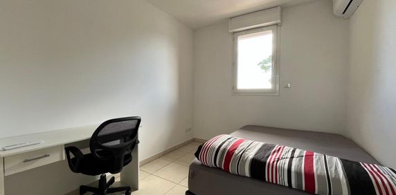 Location Appartement 4 pièces 76m² STE CLOTILDE 97490 - Photo 2