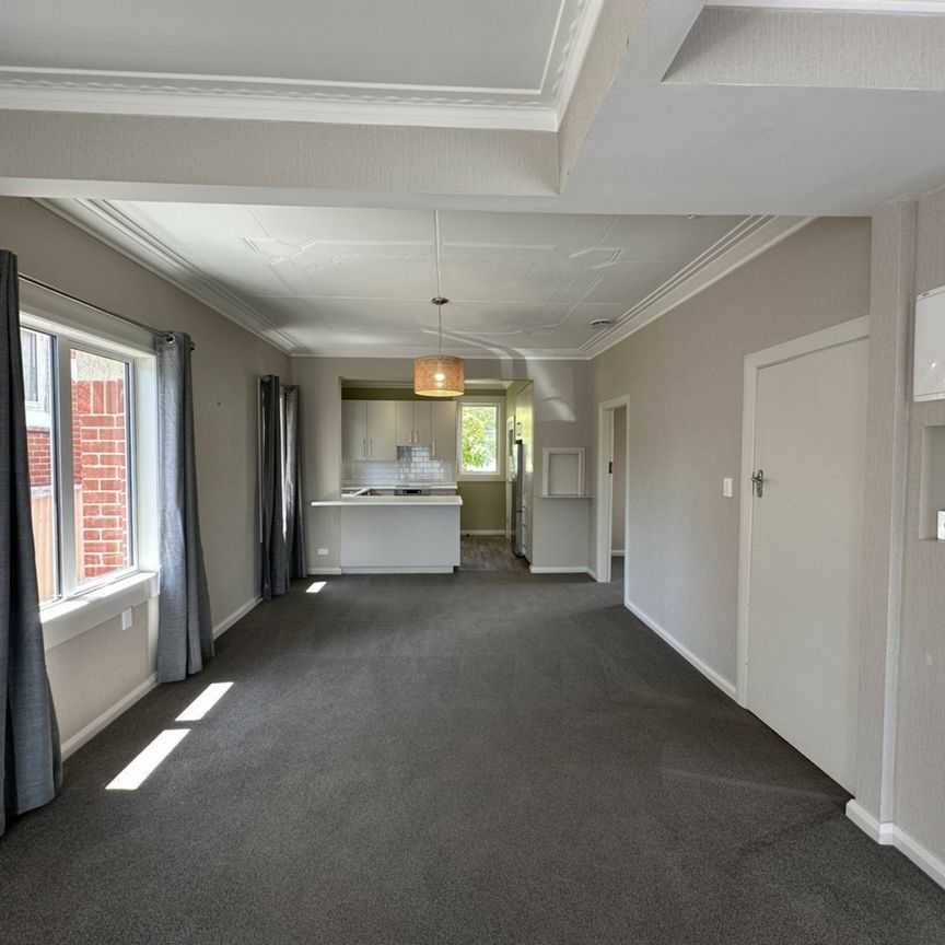 A meticulously kept home in a desirable street! - Photo 1