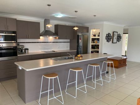 Single level 5 bedroom with large fully fenced yard - Photo 2