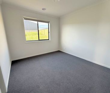 NEAR BRAND NEW 4 BEDROOM HOME IN TRARALGON ! - Photo 4