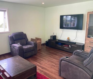 Modern 3 Bedroom Townhouse - Photo 2