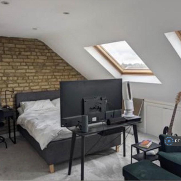 1 bedroom in a house share to rent - Photo 1