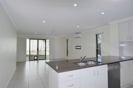 :: TWO STOREY TOWNHOUSE - EXCELLENT LOCATION - Photo 3