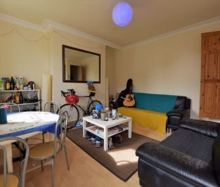 4 bedroom House in Lumley Place, Burley - Photo 4