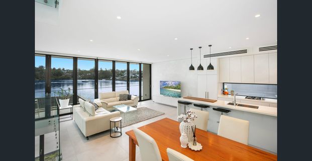 Luxurious Waterfront Home - Photo 1