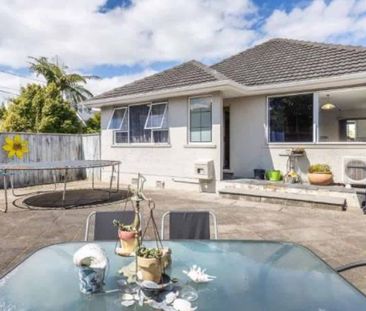 Charming 3-Bedroom Home with Fully Fenced Courtyard - Photo 3