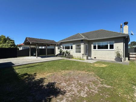 Well presented family home opposite St John's ... - Photo 3