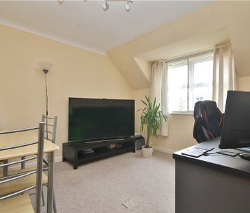 Pullmans Place, Staines-upon-Thames, Surrey, TW18 4LD - Photo 2