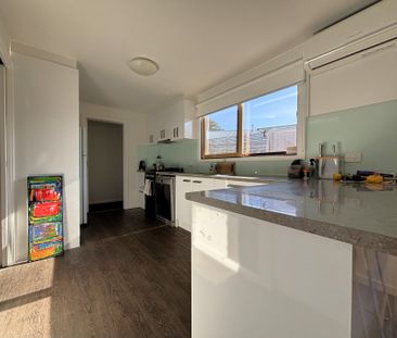 Dual Living!- 4 bedroom 2 bathroom and 2 kitchens! - Photo 2