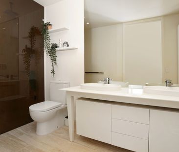 Waterfront Luxury Apartment - Photo 2