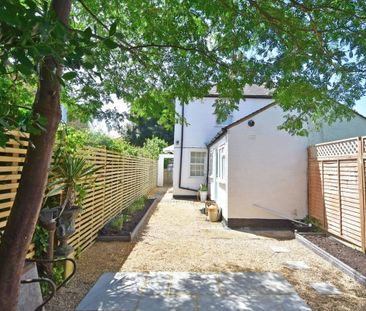 Charming 2 bedroom semi detached cottage with secluded rear garden ... - Photo 6