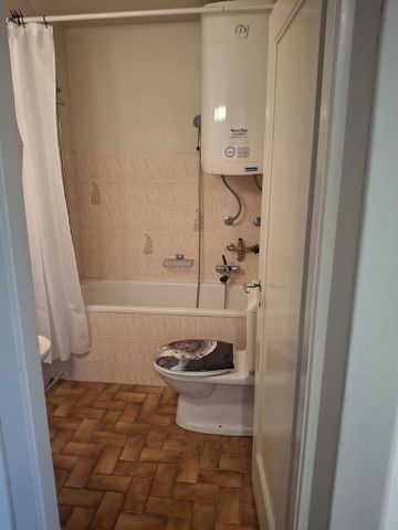 Residential neighborhood, quiet environment - Photo 4