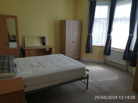 Room in a Shared House, Thorold Road, IG1 - Photo 4